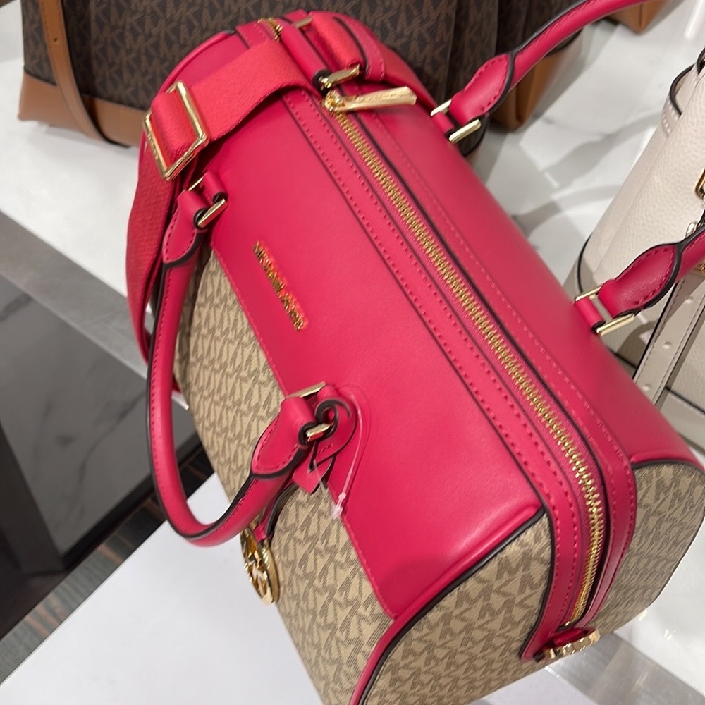 Michael Kors med Duffel Travel - Leather/Coated
Carmine Pink 
MD DUFFLES
NWT - Picture 4 of 16
